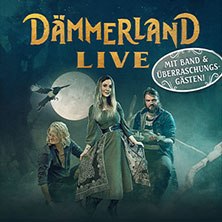 Plakat für Dämmerland Live 2026: Drei Personen in mittelalterlicher Kleidung vor einem Vollmond. Text: "Mit Band & Überraschungsgästen!", © links im Bild Plakat für Dämmerland Live 2026: Drei Personen in mittelalterlicher Kleidung vor einem Vollmond. Text: "Mit Band & Überraschungsgästen!", © links im Bild