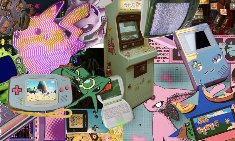 Collage mit Retro-Gaming-Geräten wie Game Boys, Arcade-Automaten und bunten Grafiken. Pikachu und andere Figuren sind zu sehen., © Württembergische Staatstheater Stuttgart