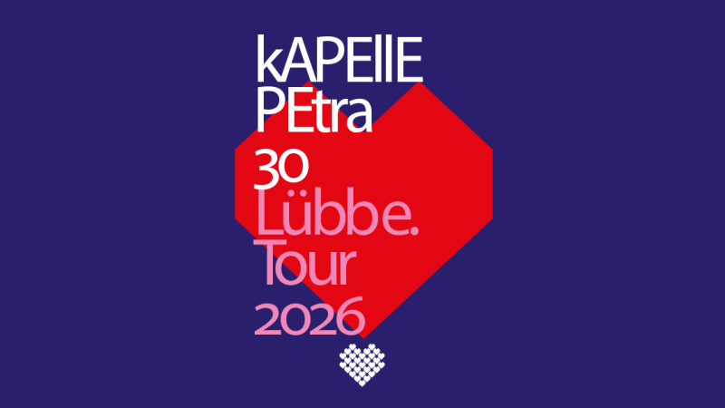 Grafik mit dem Text 'kAPELLE PETra 30 Jahre L&uuml;bbe Tour 2026' in Wei&szlig; und Rot auf blauem Hintergrund. Ein rotes Herz ist im Hintergrund sichtbar., &copy; links im Bild
