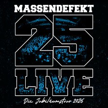 Albumcover von Massendefekt mit dem Titel '25 Live'. Gro&szlig;e Zahlen und Buchstaben mit Konzertpublikum im Hintergrund., &copy; links im Bild