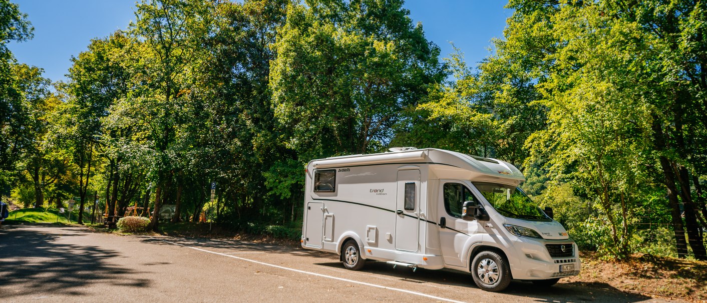 A motorhome is parked on a pitch in the countryside, surrounded by trees, in sunny weather., &copy; Stuttgart-Marketing GmbH, Thomas Niederm&uuml;ller