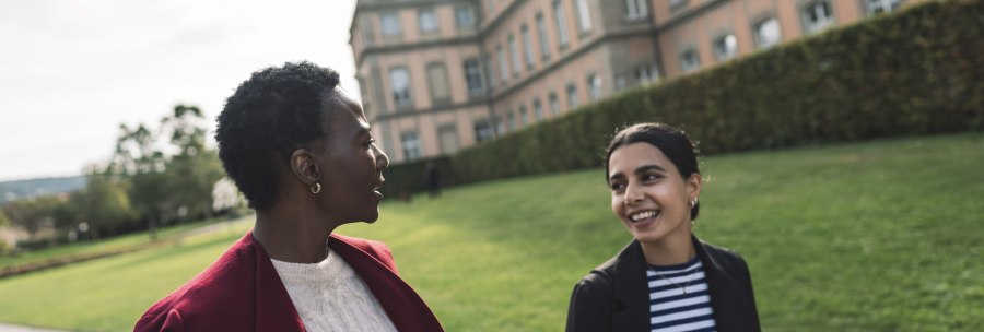 Two people are walking and talking in front of a historic building with a well-tended lawn in the background., &copy; Stuttgart-Marketing GmbH, wpsteinheisser