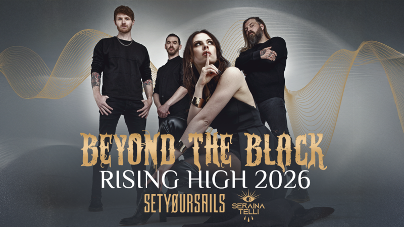 Die Band Beyond The Black posiert für das Tourplakat 'Rising High 2026'. Im Hintergrund sind wellenförmige Linien zu sehen., © links im Bild Die Band Beyond The Black posiert für das Tourplakat 'Rising High 2026'. Im Hintergrund sind wellenförmige Linien zu sehen., © links im Bild