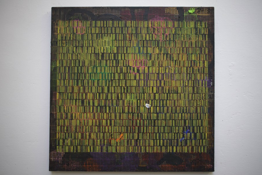 Abstraktes Gem&auml;lde mit einem Raster aus gr&uuml;nen und braunen Linien, durchsetzt mit bunten Farbakzenten. Die Komposition wirkt lebendig und strukturiert., &copy; Galerie Klaus Braun