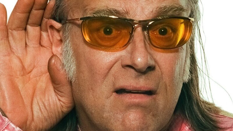 Person mit langen Haaren, orangefarbener Brille und pinker Jacke hält die Hand ans Ohr, als ob sie besser hören möchte., © Theaterhaus Stuttgart e.V. Person mit langen Haaren, orangefarbener Brille und pinker Jacke hält die Hand ans Ohr, als ob sie besser hören möchte., © Theaterhaus Stuttgart e.V.