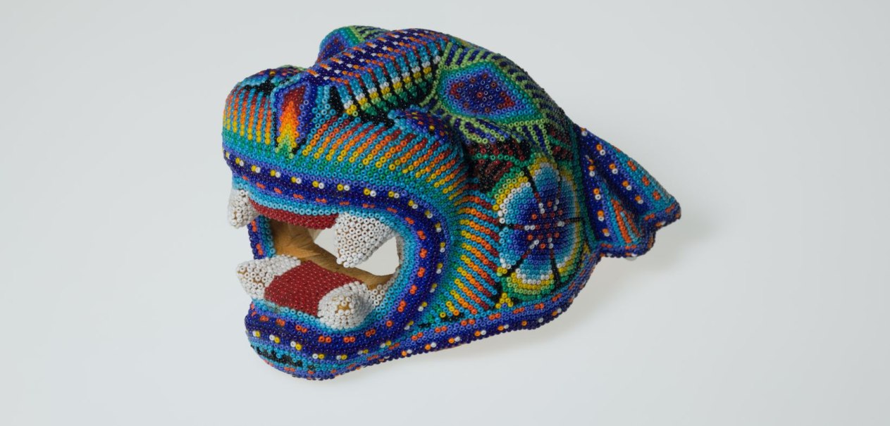 Eine bunte Perlenmaske in Form eines Tierkopfes mit ge&ouml;ffnetem Maul. Die Maske ist kunstvoll mit Mustern verziert., &copy; Linden-Museum Stuttgart