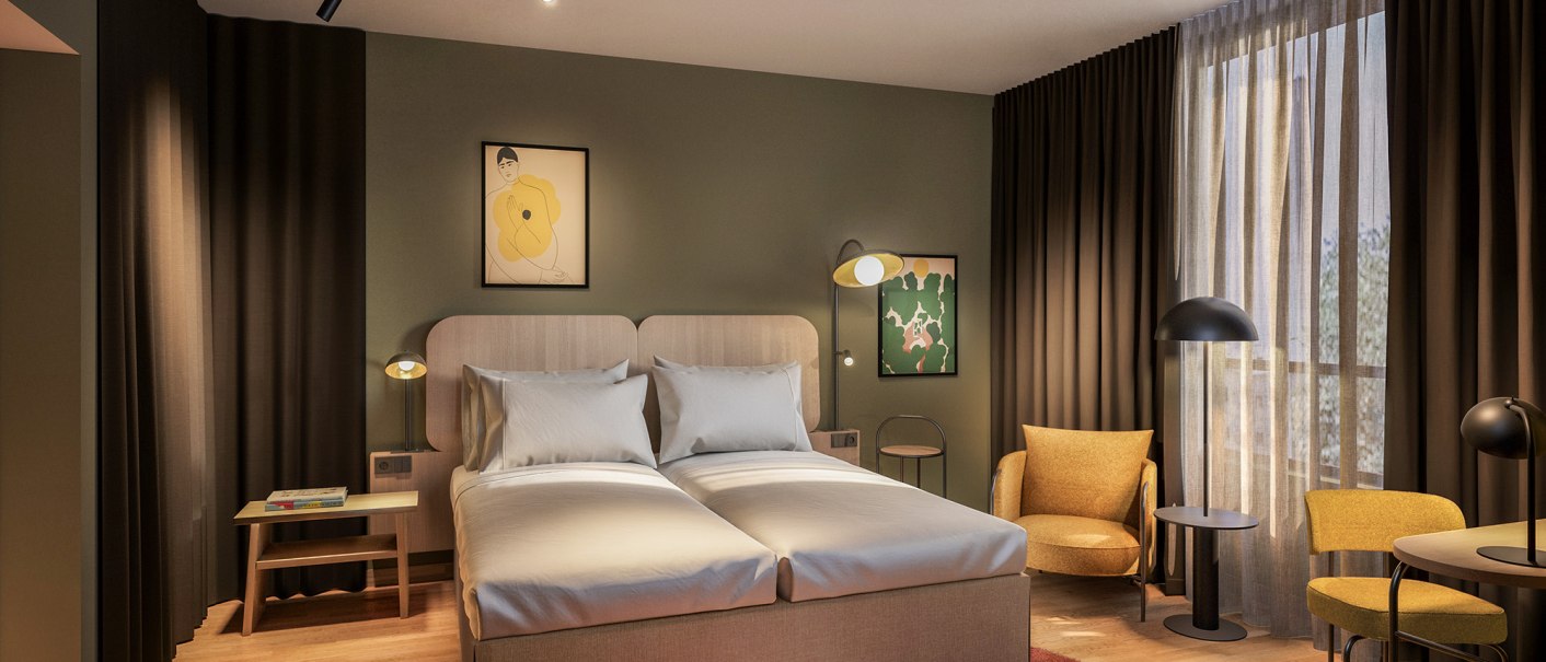 Modernes Hotelzimmer mit Doppelbett, zwei Sesseln, Tisch und dekorativen Bildern. Dunkle Vorhänge und warme Beleuchtung schaffen eine gemütliche Atmosphäre., © Scandic Hotels Modernes Hotelzimmer mit Doppelbett, zwei Sesseln, Tisch und dekorativen Bildern. Dunkle Vorhänge und warme Beleuchtung schaffen eine gemütliche Atmosphäre., © Scandic Hotels