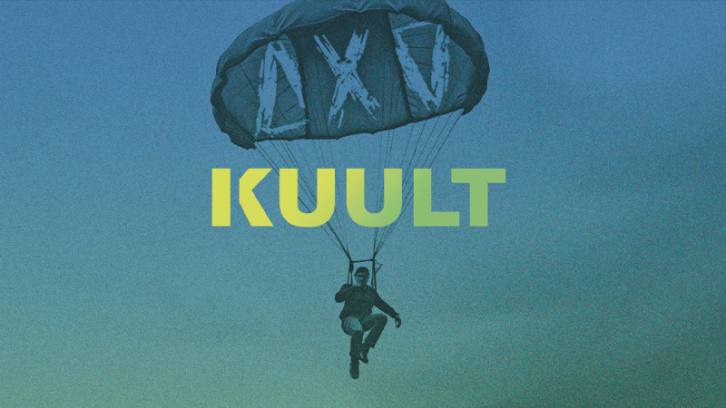 Ein Fallschirmspringer schwebt am Himmel, während der Schriftzug KUULT prominent im Vordergrund steht. Der Hintergrund ist in Blautönen gehalten., © links im Bild Ein Fallschirmspringer schwebt am Himmel, während der Schriftzug KUULT prominent im Vordergrund steht. Der Hintergrund ist in Blautönen gehalten., © links im Bild
