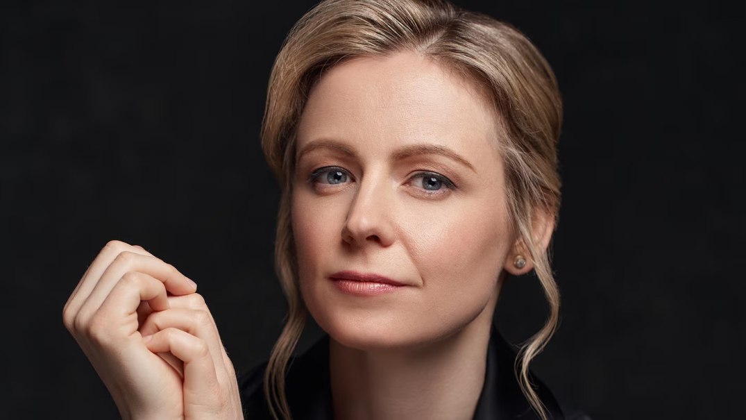 Portr&auml;t einer Frau mit blonden Haaren und einem nachdenklichen Ausdruck vor einem dunklen Hintergrund., &copy; Roy Cox