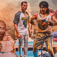 Zwei Personen auf einer B&uuml;hne mit Yoda, Spider-Man und Wonder Woman im Hintergrund. Die Szene wirkt fantasievoll und bunt., &copy; JES, Alex Wunsch