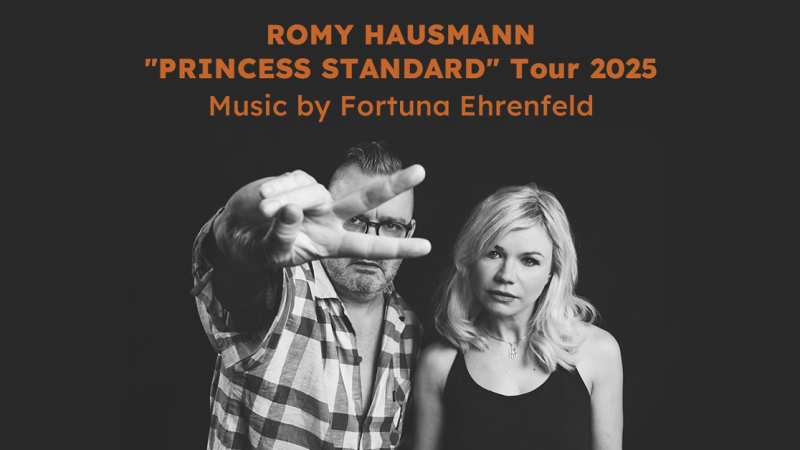 Zwei Personen vor dunklem Hintergrund, eine zeigt ein Peace-Zeichen. Text k&uuml;ndigt die "PRINCESS STANDARD" Tour 2025 von Romy Hausmann mit Musik von Fortuna Ehrenfeld an., &copy; links im Bild