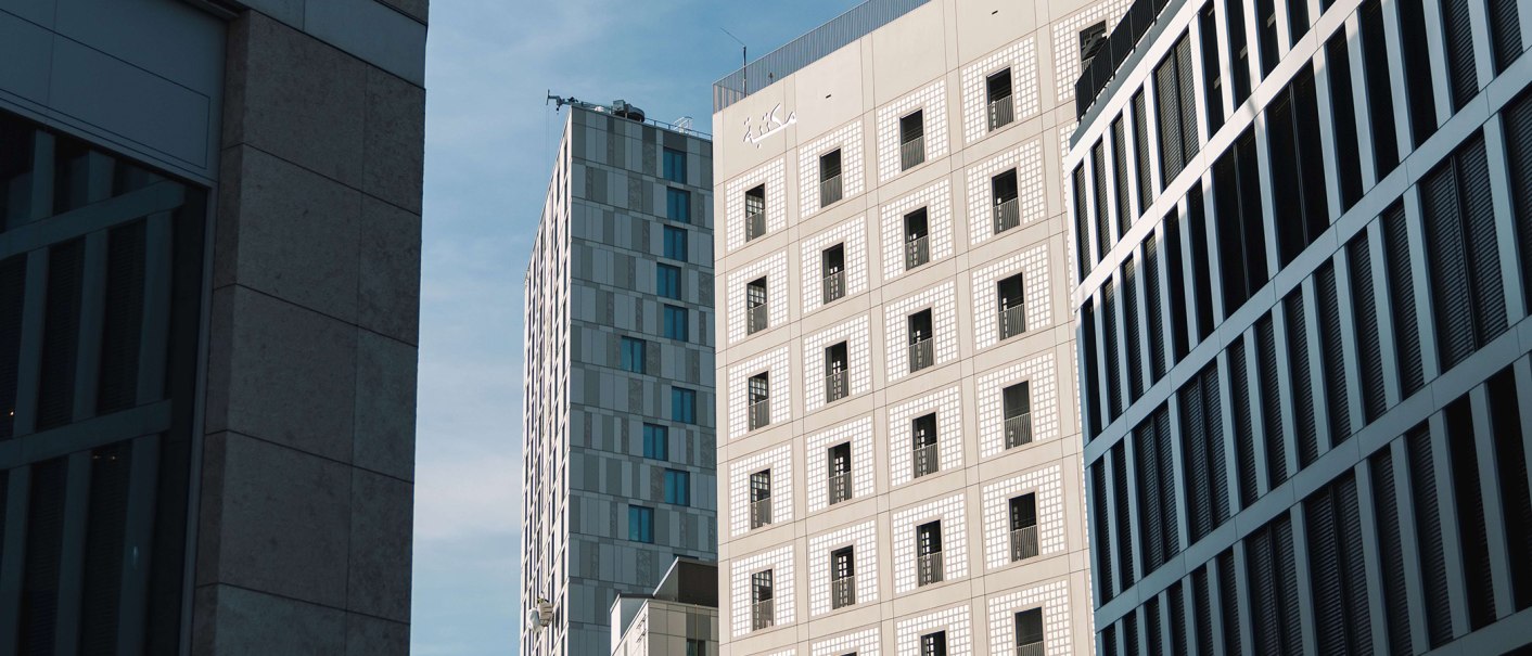 Modern skyscrapers on Mailänder Platz that rise up into the sky. The facades are geometrically designed, the sky is clear and blue., © © Stuttgart-Marketing GmbH, wpsteinheisser