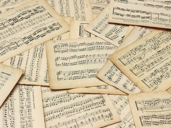 Verstreute alte Notenblätter mit Musikstücken auf einer Fläche. Die Blätter sind vergilbt und zeigen Notenlinien und musikalische Anweisungen., © Landesmuseum Württemberg Verstreute alte Notenblätter mit Musikstücken auf einer Fläche. Die Blätter sind vergilbt und zeigen Notenlinien und musikalische Anweisungen., © Landesmuseum Württemberg