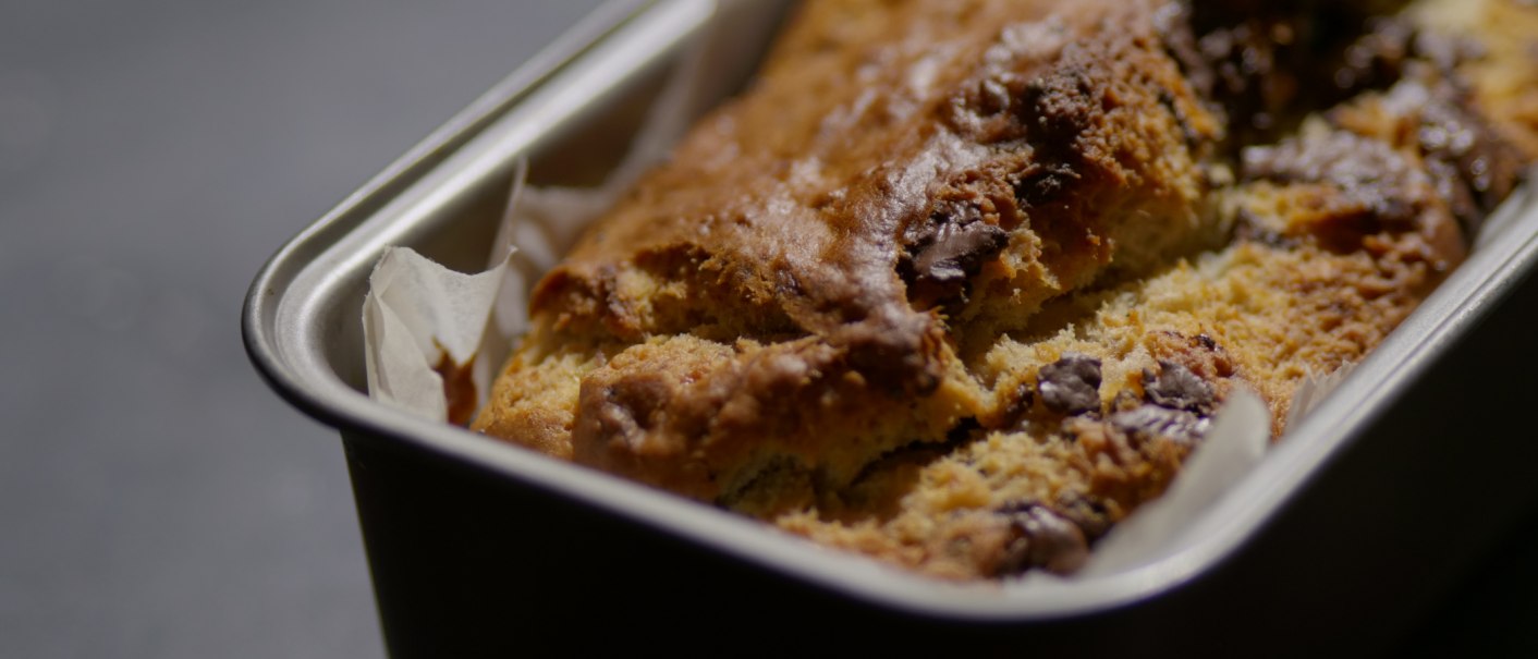 A close-up of a freshly baked cake with chocolate chips in a baking pan., © Taraba A close-up of a freshly baked cake with chocolate chips in a baking pan., © Taraba