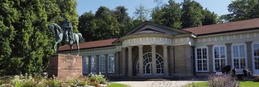 The Kursaal in the Stuttgart-Bad Cannstatt spa gardens with an equestrian statue in the foreground and flowerbeds in bloom., © Stuttgart-Marketing GmbH