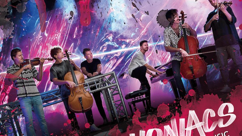 Die Band Symphoniacs spielt mit klassischen Instrumenten vor einem bunten, abstrakten Hintergrund. Text: 'The True Rebels Of Classical Music'., © Europolis Entertainment e.U.