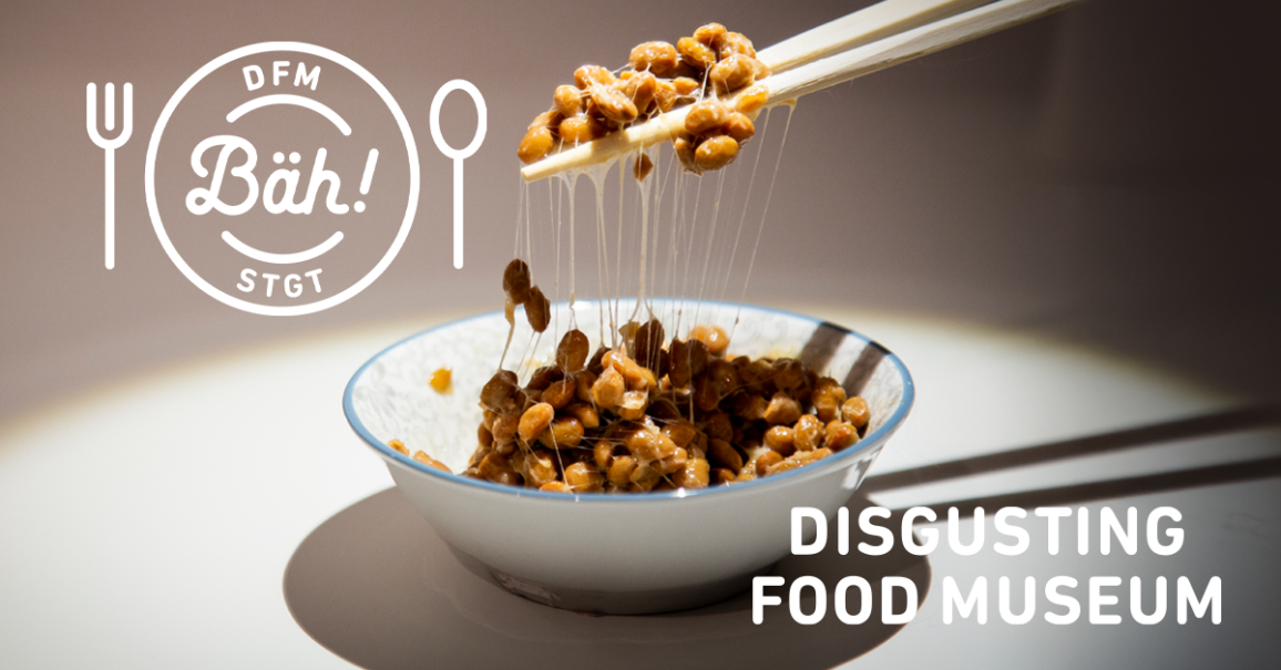 Fermentierte Bohnen werden mit Stäbchen aus einer Schale gehoben. Das Logo des Disgusting Food Museum und der Schriftzug 'Bäh!' sind sichtbar., © links im Bild Fermentierte Bohnen werden mit Stäbchen aus einer Schale gehoben. Das Logo des Disgusting Food Museum und der Schriftzug 'Bäh!' sind sichtbar., © links im Bild