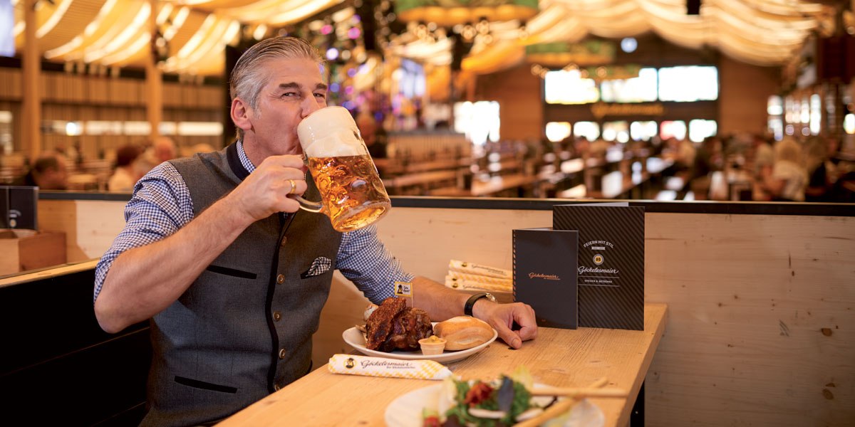 Karl Maier in seinem Göckelesmaier-Bierzelt