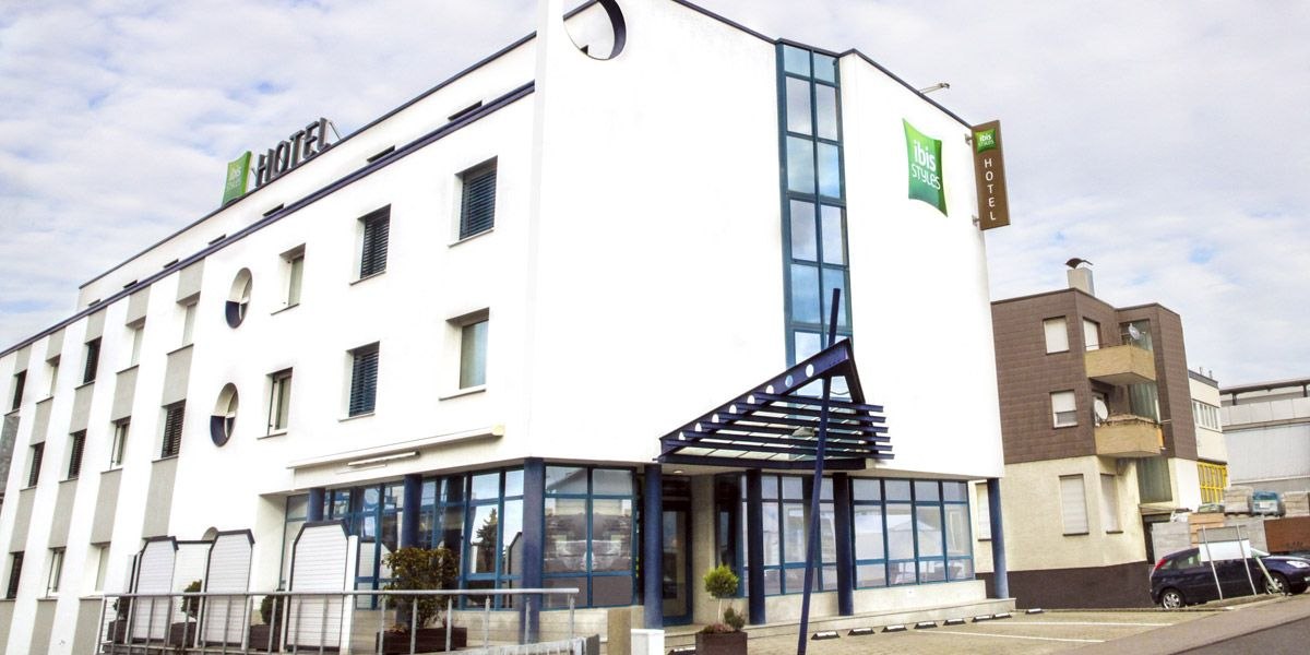 Modernes Hotelgebäude mit weißer Fassade und blauen Fenstern. "ibis Styles" Logo sichtbar. Parkplatz und Nachbargebäude im Hintergrund., © ibis Styles Filderstadt Messe Stuttgart Modernes Hotelgebäude mit weißer Fassade und blauen Fenstern. "ibis Styles" Logo sichtbar. Parkplatz und Nachbargebäude im Hintergrund., © ibis Styles Filderstadt Messe Stuttgart