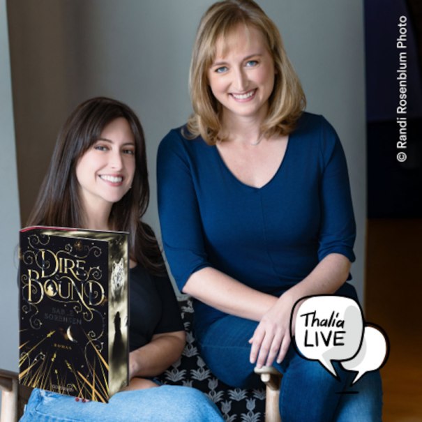 Zwei Frauen sitzen l&auml;chelnd nebeneinander, eine h&auml;lt das Buch 'Dire Bound' von Sable Sorensen. Im Hintergrund ist das Logo von Thalia zu sehen., &copy; Thalia Deutschland GmbH & Co. KG
