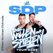 Poster der SDP Tour 2025 mit zwei Musikern und dem Schriftzug 'Die wollen nur spielen'., © links im Bild