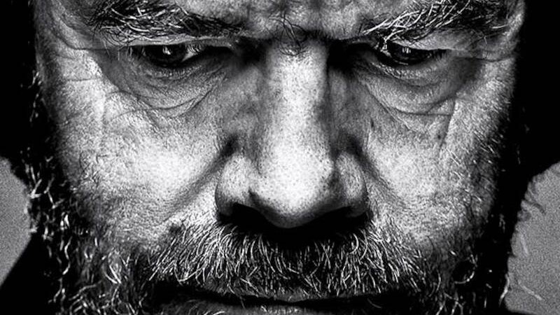 Schwarz-Weiß-Porträt eines älteren Mannes mit markantem Bart und ernster Miene. Die Nahaufnahme betont die Gesichtszüge und den Ausdruck., © Theaterhaus Stuttgart e.V. Schwarz-Weiß-Porträt eines älteren Mannes mit markantem Bart und ernster Miene. Die Nahaufnahme betont die Gesichtszüge und den Ausdruck., © Theaterhaus Stuttgart e.V.