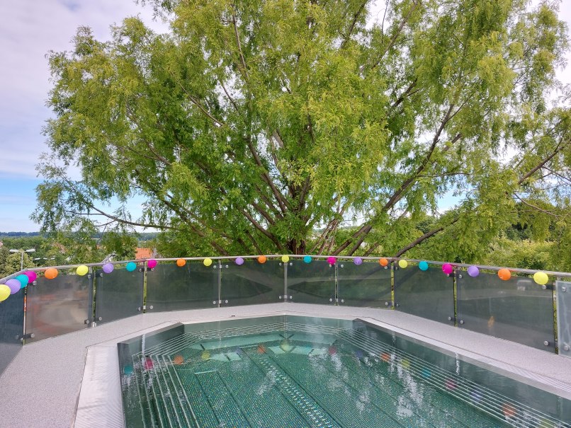 Bunte Lampions sorgen auch beim Sprudelbecken der Sauna für Sommer-Stimmung, © Panorama Therme Beuren