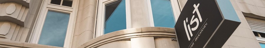 Fassade eines Geb&auml;udes mit gro&szlig;en Fenstern und einem Schild mit der Aufschrift 'list Caf&eacute; Delicatessen'., &copy; Caf&eacute; LIST, Stuttgart