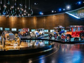 Historische Autos in einer Ausstellung im Mercedes-Benz Museum, beleuchtet unter einer Decke mit hängenden Glaskugeln., © Stuttgart-Marketing GmbH, Thomas Niedermüller
