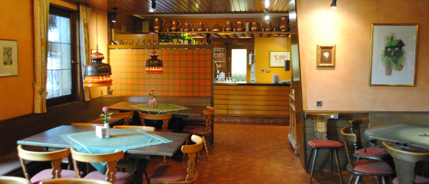 Cozy wine bar with wooden furniture, tablecloths and copper decorations. Warm lighting and pictures on the walls create an inviting atmosphere., © Weinstube Jägerhof Cozy wine bar with wooden furniture, tablecloths and copper decorations. Warm lighting and pictures on the walls create an inviting atmosphere., © Weinstube Jägerhof