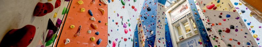 Bunte Klettergriffe an hohen W&auml;nden in der Kletterhalle Cityrock. Die W&auml;nde sind in verschiedenen Farben gestaltet und bieten vielf&auml;ltige Routen., &copy; Kletterhalle Cityrock