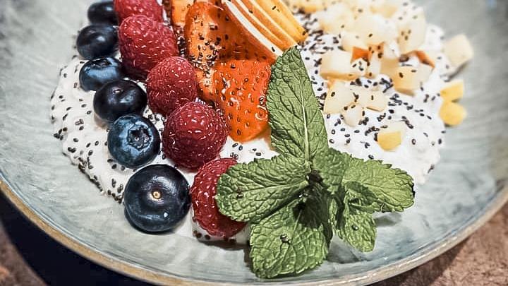 Eine Schale mit Joghurt, frischen Beeren, Apfelstücken, Chiasamen und Minze., © Cafe Stöckle FreCla, Stuttgart