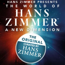 Plakat mit dem Text 'The World of Hans Zimmer - A New Dimension', kuratiert von Hans Zimmer, vor einem farbigen Hintergrund., &copy; links im Bild