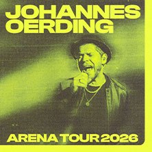 Gelbes Plakat mit Johannes Oerding, der singt. Text: "Johannes Oerding Arena Tour 2026". Atmosphärische Beleuchtung., © links im Bild Gelbes Plakat mit Johannes Oerding, der singt. Text: "Johannes Oerding Arena Tour 2026". Atmosphärische Beleuchtung., © links im Bild