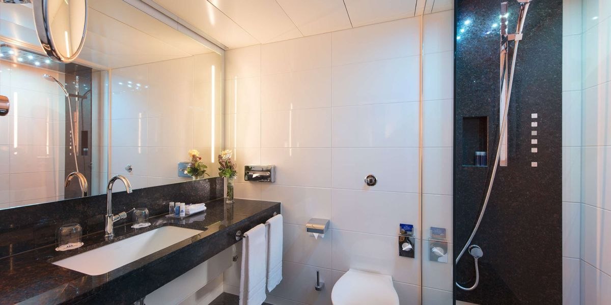 Modernes Badezimmer mit großem Spiegel, Waschtisch, Dusche und Toilette. Dezente Beleuchtung und elegante Armaturen., © Maritim Hotelgesellschaft mbH Modernes Badezimmer mit großem Spiegel, Waschtisch, Dusche und Toilette. Dezente Beleuchtung und elegante Armaturen., © Maritim Hotelgesellschaft mbH