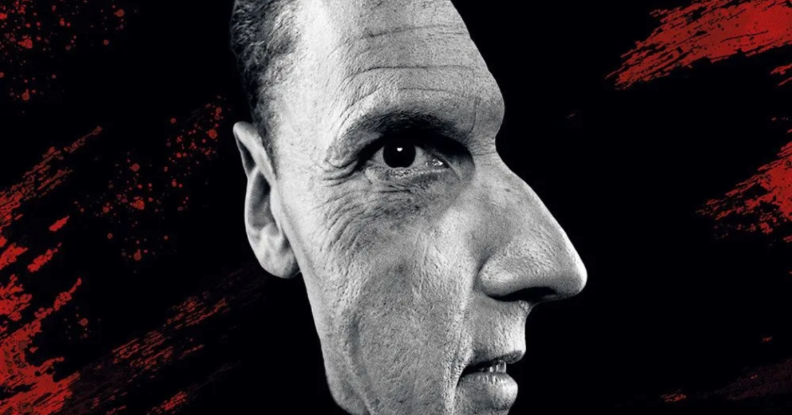 Ein Gesicht in Schwarz-Weiß mit dramatischem Schatteneffekt, umgeben von roten Spritzern auf schwarzem Hintergrund., © Künstler/Veranstalter Ein Gesicht in Schwarz-Weiß mit dramatischem Schatteneffekt, umgeben von roten Spritzern auf schwarzem Hintergrund., © Künstler/Veranstalter