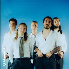 Fünf Männer in weißen Hemden posieren vor einem blauen Hintergrund. Sie wirken entspannt und selbstbewusst., © links im Bild Fünf Männer in weißen Hemden posieren vor einem blauen Hintergrund. Sie wirken entspannt und selbstbewusst., © links im Bild