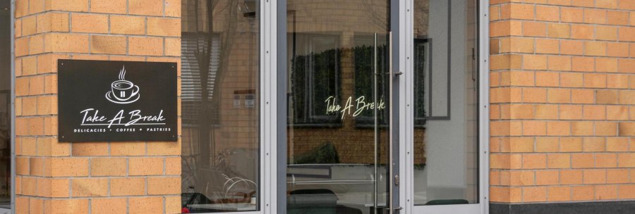 Entrance to the caf&eacute; called 'Take A Break'. A sign shows a cup of coffee and the words 'Delicacies, Coffee, Pastries'., &copy; Stuttgart-Marketing GmbH, Sarah Schmid