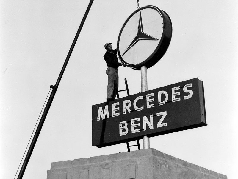 Mercedes Star at Stuttgart Main Station, © Daimler AG
