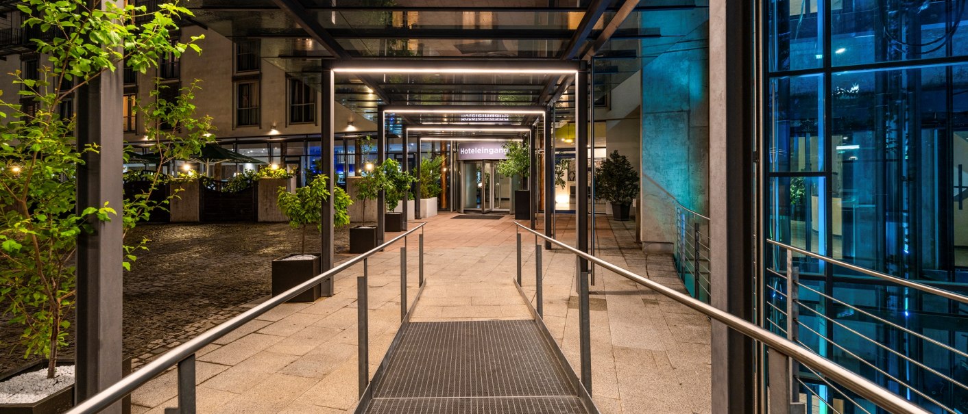 Hoteleingang, © Plaza Residence Stuttgart-Ditzingen