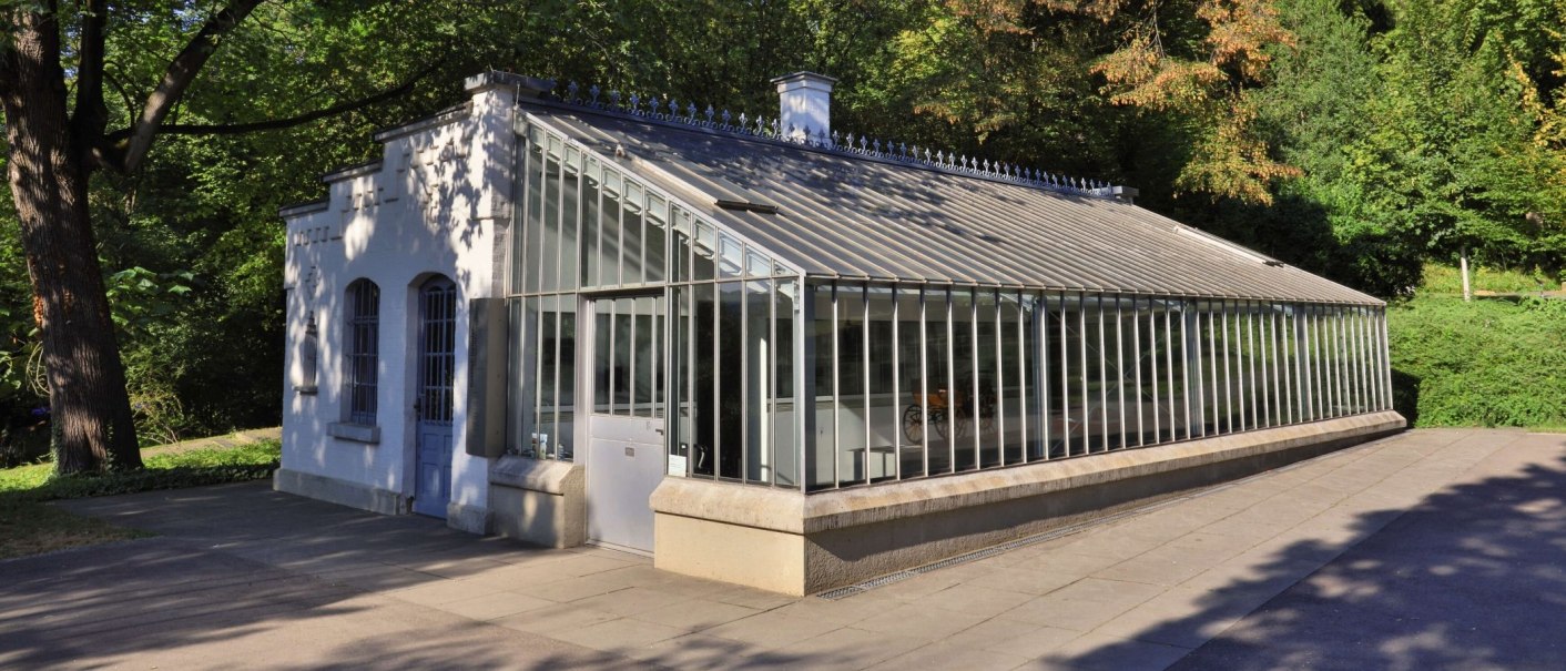 Die Gottlieb-Daimler-Gedächtnisstätte in Stuttgart zeigt ein historisches Gebäude mit Glasdach, weißen Wänden und ist von Bäumen umgeben., © Stuttgart-Marketing GmbH Achim Mende