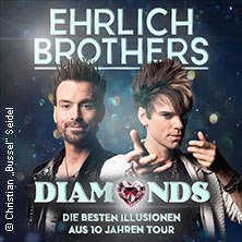 Plakat der Ehrlich Brothers mit dem Titel 'Diamonds - Die besten Illusionen aus 10 Jahren Tour'. Zwei Männer vor funkelndem Hintergrund., © links im Bild