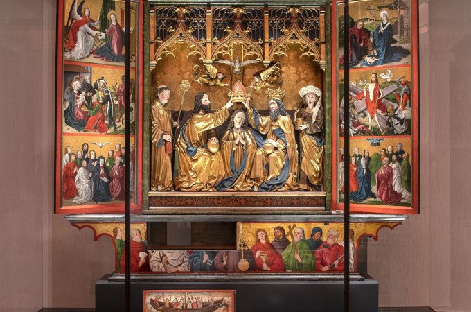 Ein kunstvoller Altar mit geschnitzten Figuren und bemalten Tafeln, die religiöse Szenen darstellen. Die zentrale Szene zeigt eine Krönung., © Landesmuseum Württemberg Ein kunstvoller Altar mit geschnitzten Figuren und bemalten Tafeln, die religiöse Szenen darstellen. Die zentrale Szene zeigt eine Krönung., © Landesmuseum Württemberg