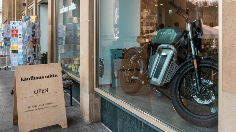 Schaufenster eines Kaufhauses mit einem Motorrad und einem Aufsteller mit der Aufschrift 'kaufhaus mitte'., © Stuttgart Marketing GmbH, Sarah Schmid Schaufenster eines Kaufhauses mit einem Motorrad und einem Aufsteller mit der Aufschrift 'kaufhaus mitte'., © Stuttgart Marketing GmbH, Sarah Schmid