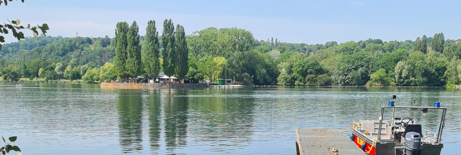 Max-Eyth-See in Stuttgart with ducks on a jetty, a boat and a green landscape in the background., © Stuttgart-Marketing GmbH, Sandra Nörpel