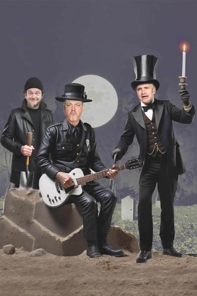 Drei M&auml;nner in Kost&uuml;men posieren vor einem Vollmond. Einer h&auml;lt eine Gitarre, ein anderer eine Kerze. Sie stehen auf einem H&uuml;gel., &copy; Theaterhaus Stuttgart e.V.