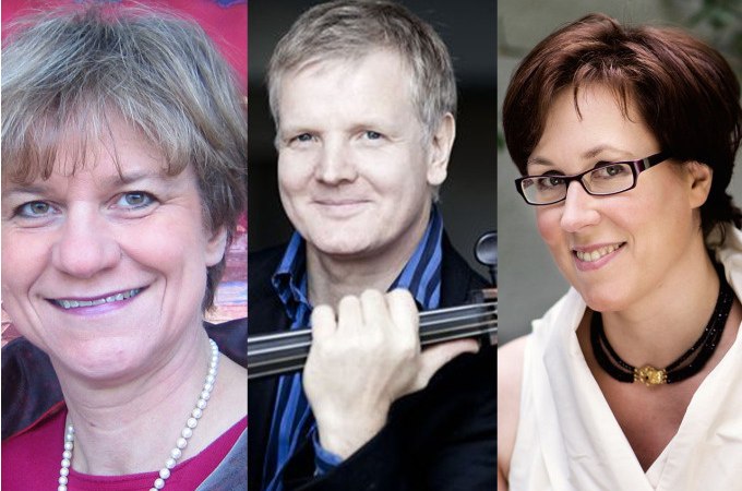 Drei Personen lächeln in die Kamera. Die mittlere Person hält ein Musikinstrument. Alle tragen formelle Kleidung., © Landesmuseum Württemberg Drei Personen lächeln in die Kamera. Die mittlere Person hält ein Musikinstrument. Alle tragen formelle Kleidung., © Landesmuseum Württemberg