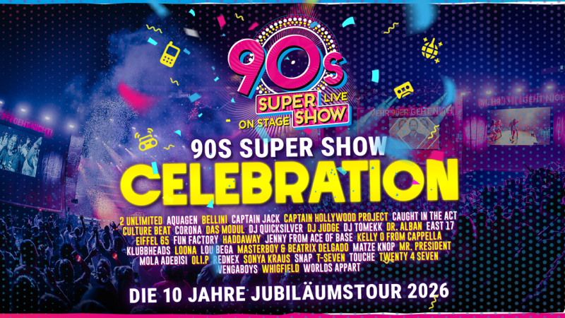Buntes Poster der 90s Super Show mit K&uuml;nstlernamen und Ank&uuml;ndigung der 10-Jahre-Jubil&auml;umstour 2026. Enth&auml;lt Retro-Symbole und eine feiernde Menschenmenge., &copy; links im Bild