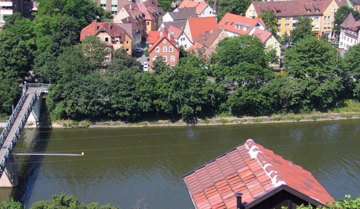 View of the Neckar with a bridge, surrounded by green trees and red roofs of houses in the background., &copy; Stuttgart-Marketing GmbH