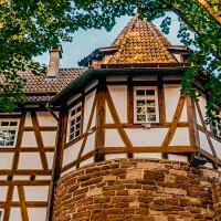 Fachwerkhaus mit rundem Turm, umgeben von Bäumen. Der Turm hat ein spitzes Dach, das Gebäude ist aus Holz und Stein gebaut., © Stuttgart-Marketing GmbH, Thomas Niedermüller Fachwerkhaus mit rundem Turm, umgeben von Bäumen. Der Turm hat ein spitzes Dach, das Gebäude ist aus Holz und Stein gebaut., © Stuttgart-Marketing GmbH, Thomas Niedermüller
